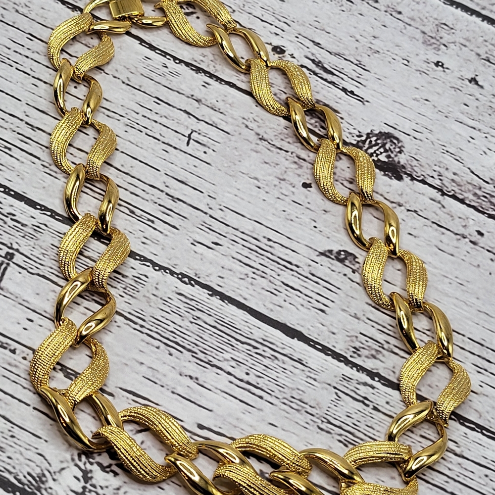 Vintage Gold Tone Link Necklace & Earrings Set Textured Chain Design - Picture 8 of 11
